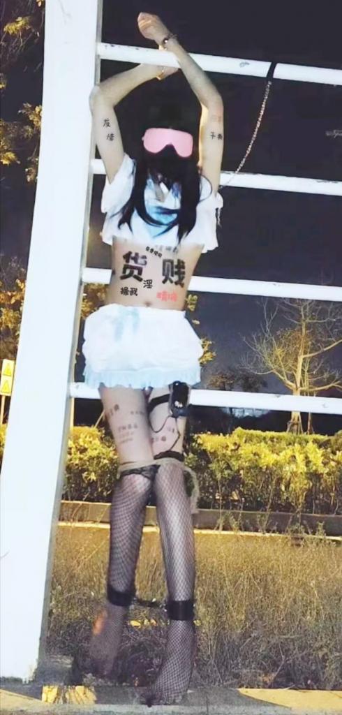 身上写满脏话的小男娘户外路边手铐自缚电击放置+前锁后塞+定时锁+手铐+眼罩+项圈 这次是最银荡的一集，穿的泳装 渔网袜还露出屁股，在路边人行道上手铐定时锁自缚眼罩放置，定时25分钟，身体贴满银当文字的纹身贴，第一次没录好，重新录了一遍，郊狼前锁后塞电击 脚铐按钮，电击随机增加，并且要张开双脚才能减小电击，离马路很近的地方还带着眼罩羞耻感拉满了，有人来完全不知道，电击最大的时候喘得特别大声不知道有没有人听到。开头还加了近距离全方位展示身上的纹身贴，贴了很多特别明显，超级羞耻的。这期视频超长，前后录了四十分钟，但是算上没录上的时间也有一个小时了，希望大家能喜欢哦多多支持~