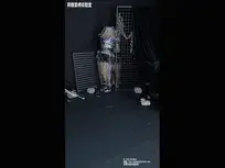 【莉雅定拍】coser绑架案-银狼		cosplay/DID/呼吸控制/微剧情/紧缚/BE	     定制/约玩/应聘S/应聘模特请联系：liya-bondage@outlook.com 编号：liya-dp-250<br>银狼：Emily<br>绑匪：莉雅<br>内容简介：<br>cosplay/DID/呼吸控制/微剧情/紧缚/BE<br>剧情简介：<br>coser与摄影约了互勉拍照，拍了几张后摄影出门去拿外卖，coser发现了摄影包中的绳子，怀疑摄影就是最近连环绑架案的凶手，coser一时没了主意打算从屋里躲起来，但歹徒回来后不小心弄出了一些声响，被歹徒抓住捂晕。<br>再次醒来已经被绑了起来，歹徒要她给家里人录一个索要赎金的视频，收到赎金就放了她，过了一会儿后，绑匪收到了赎金，但并没有按照约定放人，而是打算撕票，coser拼命地求饶但却无济于事，被丝袜套头后用各种丝袜捂死，摄影熟练地叫人来处理顺便准备物色新的目标<br><br><br>视频尺寸：2160*3840<br>视频大小：1310M<br>视频时间：00:30:26<br>百度云使用说明：<br>1、复制链接<br>2、打开手机百度云<br>3、将百度云弹出的文件保存在自己的网盘<br>4、下载压缩包<br>5、关闭百度云打开解压缩全能王(请苹果手机用户自行百度选择软件)<br>6、解压缩<br>7、检查解压后的文件后缀名是否为MP4，不是则改为MP4<br>解压密码：liya<br><br><br>如有定拍或其他需要请联系工作室2490757042<br><br>众筹链接：<br>莉雅：【紧缚挑战】【随机任务】【随机惩罚】<br>https://www.yaohubababa.com/user_script_detail.php?article_id=931&user_script_id=547<br>莉雅：【紧缚实验】【紧缚挑战】<br>https://www.yaohubaba.com/user_script_detail.php?article_id=869&user_script_id=496<br>莉雅：【众筹】【COSPLAY】剧情、角色征集<br>https://www.yaohubaba.com/user_script_detail.php?article_id=742&user_script_id=388<br>莉雅：【舰娘】【监禁】【吊缚】【cosplay】<br>https://www.yaohubaba.com/user_script_detail.php?article_id=764&user_script_id=405<br><br>更多好看的视频请戳我   