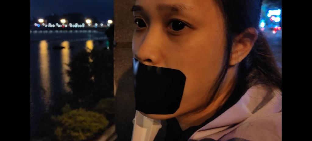 美瞳盲片+超粘胶带封嘴外出+撕胶带过程（胶水级别） 本次视频价格高 介意请勿购买 拍摄质量也一般般 难得春节假期外出旅游 太匆忙 忘记带手拍摄杆 <br>开头戴上双层美瞳盲片(达到完全不透光) 外加戴上口球 重点:最后在用超粘胶带封嘴(应该算全网第一个敢这样封嘴的) <br>后面有撕开胶带封嘴的全程 很刺激 <br>并不是一撕就掉那种 我一直以来都是追求真实 素颜 超粘 舒适体验<br>中途有外出一小段 算伪装外出了 盲片回到房间才取下来 她并不知道去了哪里<span style='color:#b0b0b0;'>[隐藏文字，购买后可见]</span><br>由于本次视频拍摄效果夸张 所以出售价格高一些  最后提前如果不是专业封嘴爱好者 请慎用这种胶带 处理嘴上的残留胶不容易哦