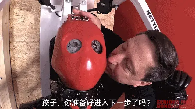 Personal Trainer 【中文乳胶男M】TAG：呼吸抑制、健身器材固定、强高打飞寄。这个特殊的全包头套有从鼻子到顶部的内部管道，所以你的吸气和呼气都会通过顶部的四个孔。这些孔，再加上透明镜片，让头套看起来很陌生。此外，当与健身器材结合使用时，头套看起来真的很棒。而且，正如你在视频中看到的，引擎盖的橡胶太厚了，当里面的人说话时，你几乎听不懂。For some reason, gym workout machines always remind me of bizarre and fiendish bondage devices. These machines are made of heavy metal and have padded cushions in all the right places. All you need are a few leather straps and cuffs to secure someone, and you're ready for action.<br><br>This was the case in the private playroom of in Zurich Switzerland. SadOsam is a free-access on line zine featuring news, information and videos about the world of gay BDSM. We visited sadOsam during our recent visit to Switzerland, and were invited by the owner to shoot a few videos in his secret playroom. The playroom has gym gear, racks, bondage furniture and glory holes, so I'm sure the private parties held at this location are really great.<br><br>We were traveling as a group of three: SFDom and BackStreet2001 on Recon, and myself. Once we got a tour of the facility, we were ready to shoot some bondage videos. First up was for use was the gym workout machine. Our friend BackStreet2001 had brought with him a cool heavy rubber hood from RubbersFinest in Germany. BackStreet actually works at RubbersFinest, so naturally he owns a lot of cool gear. This particular hood has internal tubes that run from the nose to the top of the hood, so your inhale and exhale air passes through the four holes at the top. These holes, along with the transparent lenses, make the hood look very alien. In addition, the hood looks really great when combined with the gym machine. And, as you will see in the video, the hood's rubber is so thick you can barely understand the person inside when they talk.