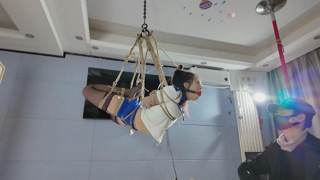 定拍：空姐服吊缚杨若雨 穿着空姐服吊带黑丝的杨若雨被五花紧缚后双足离地吊起，股绳与五花的绳结承担全身体重，痛苦难忍，无奈双足够不到地面。后被双足折叠紧缚，还戴上大红口球，头被迫抬起，全身供起，独留她一人在空中悬吊。这样的捆绑调教后，她声音魅惑。剧情定拍，模特合作，女m绳缚体验等各种事宜可加我Q2332635397，注明来意。<span style='color:#b0b0b0;'>[隐藏文字，购买后可见]</span>