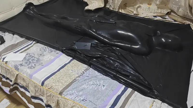 新玩具和真空床 这次玩之前真空床，我新买的震动bang终于到了！待充满电之后，我便迫不及待的带着两根震动bang进入了真空床里。这样一来，当第一根电量耗尽时，就能无缝切换到第二根，让自己能更长时间地沉浸在那持续不断的刺激中。全程下来，那种感觉非常真实——就像日本搜查官被紧紧拘束控制着，面对恶心的歹人和无法躲避的玩具，只能承受一波接一波的强制刺激，在震动的时候，还能看到真空床在敏感部位的震动时带起的波纹
