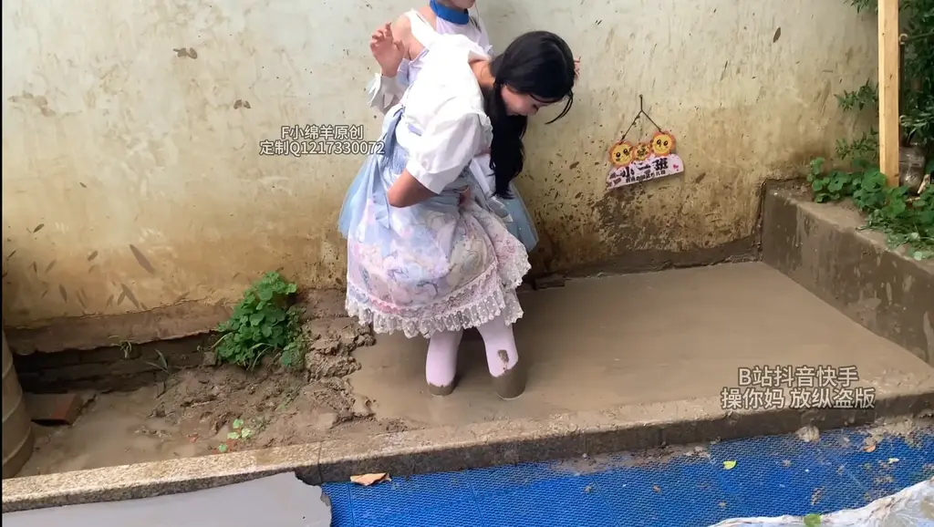 双人洛丽塔玩泥 两个小姐姐在泥潭中沉没，脸部都是泥 大家喜欢的可以购买
