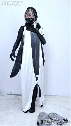 【咕叽映画】《堆叠呼吸游戏 003》 双马尾、打底衣、企鹅服、羽绒服、单手套、羽绒头套、堆叠闷热、呼吸游戏 闷热堆叠，可爱的双马尾模特穿上毛茸茸的企鹅服，再笨拙地穿上漂亮的小爪子鞋，整个一个可爱到爆哦！<br>再穿上厚重羽绒服，将身体紧紧包裹在软绵绵的衣服里，最后拉上头部拉链，让头部也被紧紧包裹……<br>看不见又有点呼吸困难的情况下，笨拙又可爱的模特在单手套的束缚下，挣扎着怎么也解不开拉链的样子超级可爱哦！<br>最后艰难解开拉链，把衣服脱下来的时候，打底衣都湿了，嘿嘿！真是辛苦啦！<br><br>解压密码：GJ012<br><br>工作室：咕叽X促物语<br>片长：00:24:30<br>视频丝袜，内内，道具有需求可联系<br>定制产品可私信
