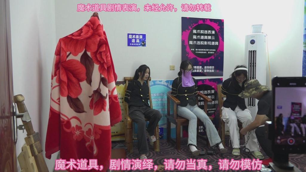 兰兰站立架强制站立，兰兰，小雨，小美三人捆绑脚镣游戏剧情，小合集 束心魔术道具工作室，兰兰站立架强制站立，兰兰，小雨，小美三人捆绑脚镣游戏剧情，简单剧情小合集，数码摄像机横屏拍摄高清版，唯美风格，本工作室摄影技术和剧情拍摄相对一般，无法和专业的摄影师相比，购买本工作室视频请知悉本工作室拍摄的视频短剧内容也许并不专业，本工作室各种古代道具断头台，古装捆绑剧情游戏，金属，木质道具，枷锁，金属站立枷，魔术木笼囚笼拘束架道具审xun椅，各种拷镣等魔术笼子等道具，本工作室秉持，绿色，健康，唯美，解压，为原则，可以体验定拍.            妖狐吧定拍 ，女生加入本工作室  （本工作室只收女生，只收女生，只收女生，很多男生cd问收不收的，我将不再回复！）         qq：3329311459              骗子勿扰，事多者勿扰！！！