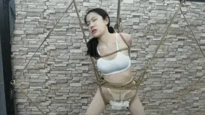 把艺仙儿悬空后手观音吊起来,无情折磨,看你能坚持多久...... 解压密码:hdsy<br>把艺仙儿悬空后手观音吊起来,下置啵啵贝,口含压舌口夹,郊狼电击,鞭打电击鞭折磨,口水骚水狂喷,看你能坚持多久......<br>定拍交流绳模应聘请加QQ2032433381没有定拍能力的和伪女谢绝咨讯