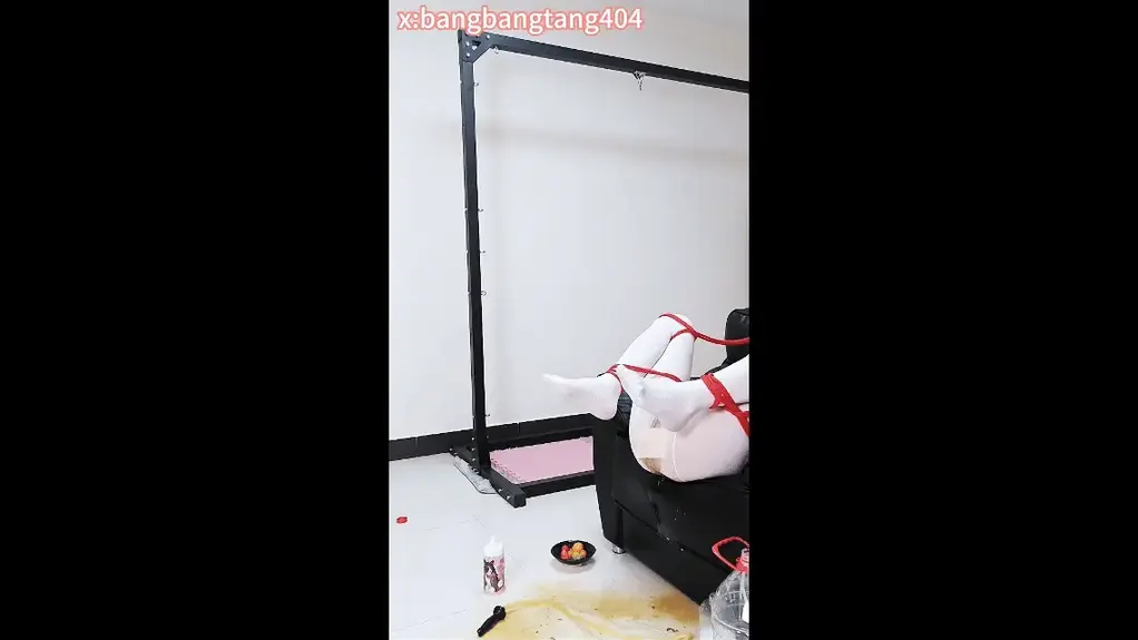 【糖糖工作室】元宵夜人形花灯：牛奶灌肠+圣女果狂塞，奶汤圆狂灌  强制喷射高潮。 《元宵仙子爆裂献祭：圣女果狂塞喷射 强制高潮》<br>元宵夜，人形花灯被彻底点亮！  可爱伪娘被绑在沙发上，化身“元宵仙子”，全身缠满绳子，像一盏会颤抖的节日灯笼。  人先用粉嫩圣女果一颗一颗疯狂塞满后庭……10颗、15颗、20颗……肚子渐渐鼓起，仙子羞耻地扭腰挣扎，短裙乱飞，眼泪汪汪却又忍不住夹紧。  紧接着自动灌肠机缓缓注入温热牛奶，把圣女果彻底“煮沸”！  当震动棒开到最大、主人按住小腹那一刻——  轰！<br>圣女果混着浓稠白浆像烟花一样从后庭狂喷而出！一股一股、高速飞溅、穿过沙发，溅满地板，慢镜头下每一颗果实飞出的轨迹都清晰可见！  伪娘全身剧烈痉挛，头发乱甩，眼睛失焦，高潮到失禁般颤抖……却被强制连续喷射，直到最后一滴都榨干！ <br> 元宵限定·超稀有玩法<br> 圣女果真实狂塞 喷射（20 颗可见飞出）<br> 牛奶灌肠爆浆高潮<br> 沙发M型捆绑献祭 感官封闭<br> 极致羞耻脸部特写 慢动作喷射  只此一晚，错过再等一年！  <br>立即解锁观看，感受仙子在元宵夜被彻底“点燃”的极致爆浆瞬间！<br><span style='color:#b0b0b0;'>[隐藏文字，购买后可见]</span>