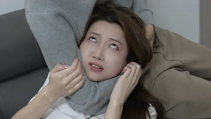 【定制授公映】独居女孩 门未锁，邪恶的快递员看到coco的美腿，心里起了歹念，<br>他拿起绳子缓缓接近目标，coco剧烈挣扎，两眼通红，<br>喘不过气，眼球上翻，手指颤动，睁眼离去.<br>定制qq2838269780 1372181502 解压码吧bill