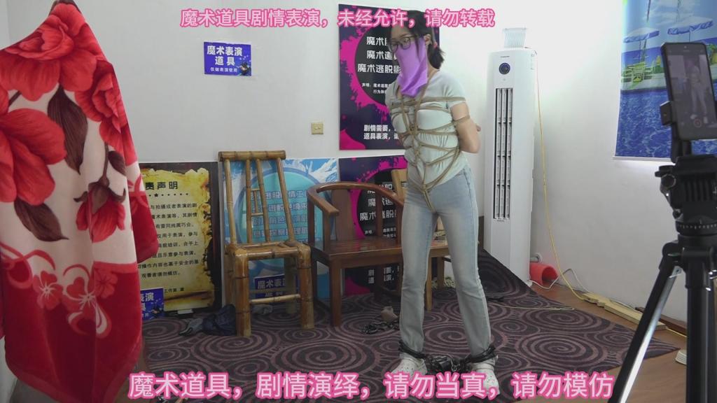 兰兰，小美，小雨五花捆绑，三人捆绑游戏，手铐脚镣游戏，兰兰龟甲缚，砝码脚镣行走，小合集，数码摄像机横屏高清版 束心魔术道具工作室，兰兰，小美，小雨，三人捆绑游戏，手铐脚镣游戏，兰兰龟甲缚，砝码脚镣行走，小合集，数码摄像机横屏高清版，唯美风格，本工作室摄影技术和剧情拍摄相对一般，无法和专业的摄影师相比，购买本工作室视频请知悉本工作室拍摄的视频短剧内容也许并不专业，本工作室各种古代道具断头台，古装捆绑剧情游戏，金属，木质道具，枷锁，金属站立枷，魔术木笼囚笼拘束架道具审xun椅，各种拷镣等魔术笼子等道具，本工作室秉持，绿色，健康，唯美，解压，为原则，可以体验定拍.            妖狐吧定拍 ，女生加入本工作室  （本工作室只收女生，只收女生，只收女生，很多男生cd问收不收的，我将不再回复！）         qq：3329311459              骗子勿扰，事多者勿扰！！！
