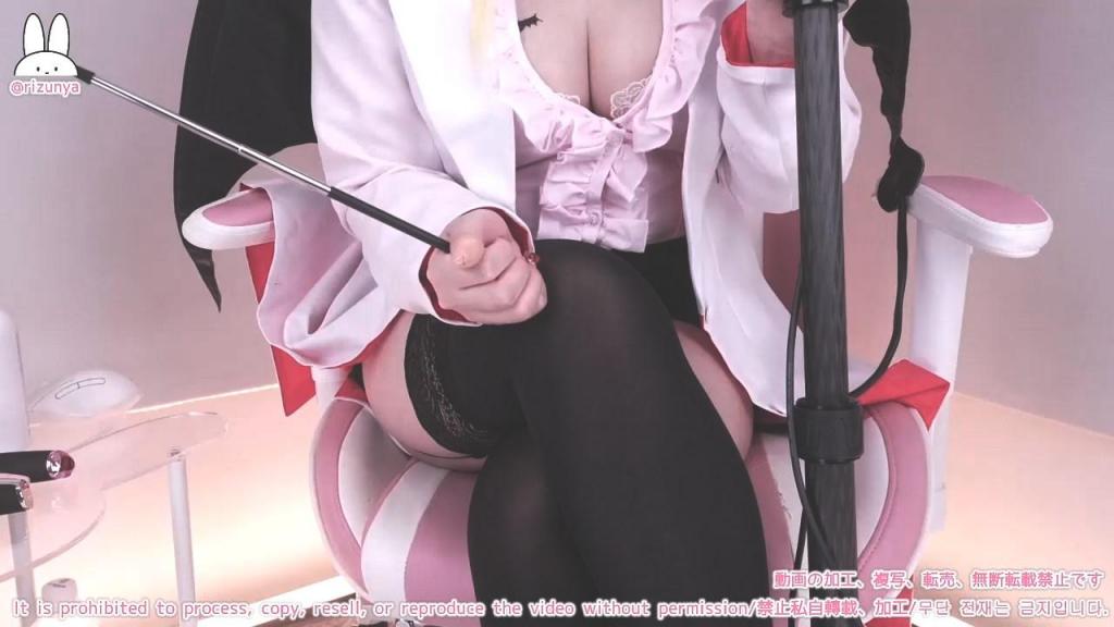 hol▷live/癒????ちょこのコスプレで先生が優しく教えてあげる♡大人の実演オ◯ニー講習♡生徒の前で羞恥イキ????????連発！オ◯サポASMR【りずな】 这次Cos的是Hololive的愈月巧可。这次有用小棍棒在私处来回的划，也有振动棒和假阳具登场。正片在17分54秒。<br>hol▷live/癒????ちょこのコスプレで先生が優しく教えてあげる♡大人の実演オ◯ニー講習♡生徒の前で羞恥イキ????????連発！オ◯サポASMR【りずな】<span style='color:#b0b0b0;'>[隐藏文字，购买后可见]</span>