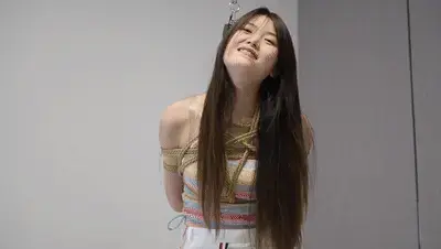 【灰太狼的羊】长发美女被绑后接入郊狼3.0，连续触发开关，持续电击站立不稳、双腿不停发抖【日式紧缚＋郊狼3.0＋扎带】 【灰太狼的羊】对今天游戏任务并不知情的享享，以为今天只是简单的捆绑，但面临她的是一个新玩法—郊狼3.0；上肢用五角星缚来固定和装饰，将双手牢牢固定在后背，再在后背与铁链的连接处接入郊狼开关；接着让享享站在蓝色砖块上，调整脚尖和地面的距离，再抽离蓝色砖块，享享的脚尖着地、脚后跟抬起；此时的触发条件是按下触发，如果享享不掂起脚尖，拉动与郊狼连接的弹簧，则会触发被电，但一直踮起脚尖，挺直身体，就不会被电；长时间踮脚尖让享享双腿双脚发酸，她无法完全挺直站立，接着又在她的脚腕扣上了脚铐，限制住了她的活动范围，一阵阵的电流冲击着她，她痛苦地叫喊着......这还不够，再往黄色地吸上固定一个郊狼开关，设置为随机亮起触发，如果郊狼开关亮了不去按下，将触发被电，享享既要关注上方的郊狼开关，又要关注脚底下的郊狼开关，一不下心就会被电流冲击，再依次叠加扎带和脚铐，她只能困难挪动，眼看着郊狼开关亮起，却没有办法去按下，只能接受强烈电击，她站立不稳，猛地连续往后退，双腿更是被电的发抖，头发散落下来，十分狼狈......她努力向前走去踩下开关，强烈的电击实在是太痛苦了，但就算走到郊狼开关跟前，也没有办法踩下去......<span style='color:#b0b0b0;'>[隐藏文字，购买后可见]</span>