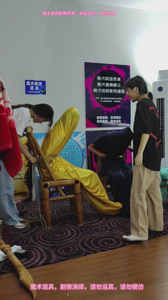 几个女生，椅子捆绑，手铐，丝绸布袋包裹，布袋全包，扎带扎好袋口，逃脱游戏，上集 束心魔术道具工作室，几个女生，椅子捆绑，手铐，丝绸布袋包裹，布袋全包，扎带扎好袋口，逃脱游戏，上集，唯美风格，本工作室摄影技术和剧情拍摄相对一般，无法和专业的摄影师相比，购买本工作室视频请知悉本工作室拍摄的视频短剧内容也许并不专业，本工作室各种古代道具断头台，古装捆绑剧情游戏，金属，木质道具，枷锁，金属站立枷，魔术木笼囚笼拘束架道具审xun椅，各种拷镣等魔术笼子等道具，本工作室秉持，绿色，健康，唯美，解压，为原则，可以体验定拍.            妖狐吧定拍 ，女生加入本工作室  （本工作室只收女生，只收女生，只收女生，很多男生cd问收不收的，我将不再回复！）         qq：3329311459              骗子勿扰，事多者勿扰！！！<br>