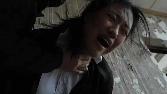【定拍转公映】特工的秘密 女特工小舒护送着财富大门的密码一路被反派追杀，长途跋涉之下，她实在顶不住停下来休息一下，没想到此时杀手已经追到跟前，<br>他们进行了搏斗，特工不敌，被多次打到泥地里，痛苦万分，几次下来，杀手抢走了靴子，特工趁机逃跑，杀手打开发现被耍了，<br>一路追杀到了废墟大楼，特工以为自身已安全，没想到凶狠的杀手找到对她进行了惨痛的折磨与殴打，打得下体忍不住尿失禁，<br>头被砸的晕头转向，并狠狠地羞辱她。。。<br>感谢定制大哥支持公映，此版本有不少反派至《逃杀》，户外非常刺激，画质升级，也有一些让特工绝望的新剧情添加，<br>比尔老哥觉得小舒是一个不错的模特，值得观看。。定制qq2838269780