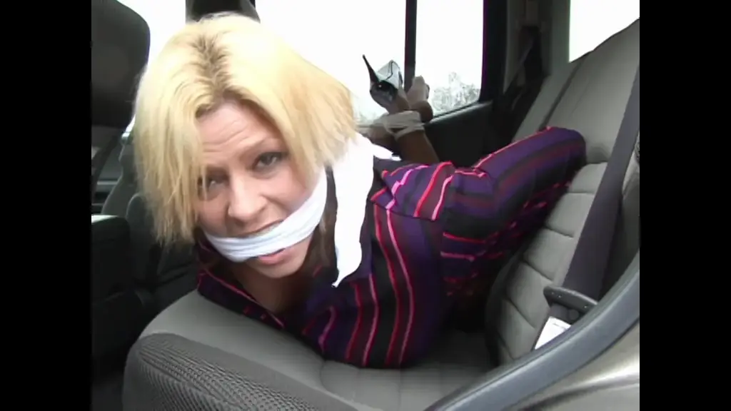 2603CLEO-Taking the busty teacher from the school parking lot Cleo Nicole<br><br>A man has been stalking a teacher named Cleo Nicole. Today he decides to make his move to grab her. He watches and waits until Cleo goes to her car and that is when he grabs her, ties her up, gags her and takes her to his place.<br>克莱奥·妮可<br><br>一名男子一直跟踪一位名叫克莱奥·妮可的老师。今天，他决定采取行动。他观察并等待克莱奥走向她的车，然后趁机抓住她，将她捆绑起来，堵住她的嘴，并将她带回了自己的住处。