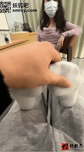 妖狐.1月新拍素人妹子长靴棉袜 新年第一拍，小白袜配长靴<br>上去就是狠狠舔，这个妹子真的也特别乖<br>你看她给我撸的样子，真真一脸的无辜与呆萌<br>真直接就让人欲罢不能????，一对一面对她的挑衅，就问你顶不顶得住？