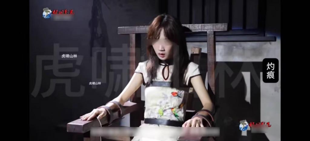怀旧影视灼痕 怀旧工作室新作品灼痕，全网独家首发<br>男子对一位美女进行威胁和逼供，试图从美女口中得知某些信息。他酷刑折磨来迫使对方屈服，但对方坚决不招供。在多次尝试后，他决定采取更极端的手段，包括用老虎凳折磨和电椅折磨。