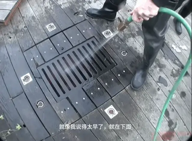 Rubber Waterboarding 【中文】可怜的家伙锁在地牢里，然后用花园里的水管给他浇冷水。这一幕是在隆冬拍摄的，如果这个可怜的家伙没有穿氯丁橡胶潜水服，他就会体温过低。然而，兰克是一名潜水教练，他什么都想。不仅那个可怜的家伙被锁在牢房里，水还在流动，而且兰克的另一个朋友被穿上了一件高领的紧身橡胶紧身衣、呼吸袋和带帐篷面罩的航空防毒面具。一旦他完全穿好衣服，他就被绑在一把可移动的束缚椅上，在那里他可以无助地坐着，看着他的朋友在地下牢房里喝水。他穿上这套衣服看起来很酷。This is another crazy scene by our rubber friend Rank. Rank says that being his friend is "not just a job, it's an adventure". No kidding! In this video, Rank outfits his friend in multiple layers of rubber: a latex surf suit, then a neoprene dive suit, then a Studio Gum heavy rubber prison suit over that. Three layers in all, not to mention the dive suit hood and then the Studio Gum gas-mask hood.<br><br>The idea is was chain the poor guy in our underground deck cell so he can't escape, then hose him down with cold water from a garden hose. This scene was done in the middle of winter, and if the poor guy wasn't wearing a neoprene dive suit he would have got hypothermia. However, Rank is a scuba instructor and thinks of everything.<br><br>Not only was the poor guy chained in the cell with the water running, but another of Rank's friends was put into a tight rubber straitjacket with a high collar, rebreather bag, and an aviation gas-mask with tented visor. Once he was fully suited up, he was strapped to a mobile bondage chair where he could sit helplessly and watch his friend in the underground cell with the water running. He looked really cool in the gear.