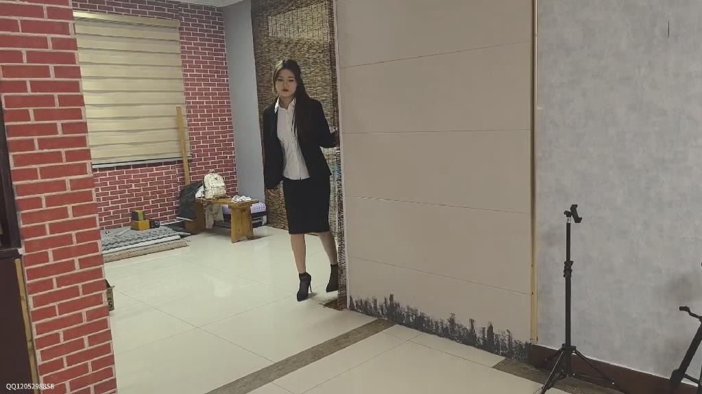精致米圈定拍-女贼被抓调教 女贼是一个惯犯，经常偷偷潜入房屋内进行盗窃！这一天，警察的家房门突然忘记上锁了，女贼不知道这里住着的是一位警察，于是恰好在房门口小心翼翼地把门锁撬开溜了进去，女贼便开始在客厅的柜子和抽屉里进行翻找看有没有什么值钱的东西。不巧的是警察房主刚好下班回家，当女贼还在进行翻找东西时，警察房主已经出现在她的身后，手拿毛巾小心翼翼地靠近女贼，用毛巾捂住了女贼的口鼻，女贼拼命地挣扎，挣扎持续半分钟后被迷晕，惊慌的眼神渐变涣散，警察房主将女贼迷晕后放倒在地上，于是便说道：“小偷敢跑到我家里来偷东西，居然还是个小美女，看我待会怎么惩罚你。”<span style='color:#b0b0b0;'>[隐藏文字，购买后可见]</span>