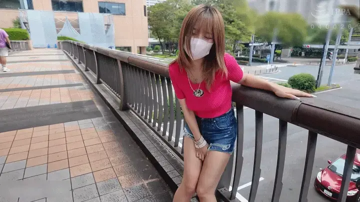 やりたい放題ノーブラデート ゆるギャル巨乳ちゃんはビーチクいじられ戦闘モード全開であっちこっちでおチ○ポぱんぱん 番号：<span style='color:#b0b0b0;'>[隐藏文字，购买后可见]</span><br>やりたい放題ノーブラデート ゆるギャル巨乳ちゃんはビーチクいじられ戦闘モード全開であっちこっちでおチ○ポぱんぱん<br>公園で待ち合わせした、SNSで知り合った巨乳ギャルは自称ドMとかわい子ぶって巨乳プルンプルンで超ゆるゆるガール。顔出し「だめだよ～」とマスクをつけているが、巨乳プルプルさせて今更かよ～！！<br>Hしたいだけのゆるギャル巨乳ちゃんのブラを外してノープラ散歩、ビーチクぽっちりニットが揺れ揺れ巨乳プルンプルンで恥ずかし責め～！更に秘密兵器のリモコンローター装着で街中をお散歩、スイッチON！で「だめだよ～、歩けないよ～」ど恥ずかし攻撃にドMな性癖全開でオマンコチェックすると糸引く濡れ濡れじゃん！ローターぶち込んだまま車で秘密基地へと連れ込み、我慢できないので巨乳もみもみしながらお口でフェラーりぶちかましちゃいます。ゴックンしちゃうゆるギャル巨乳ちゃん、いろんな場所でドMプレイしちゃいました。アジトへ連れ込みズコパコやりまくり、スタイルのいいカラダ、柔らかい巨乳プルプルさせて「奥までついて～」「おかしくなっちゃう～」とエロ汁まき散らせて乱れまくりのイキまくり、パイズリも気持ちよくおチンポぱんぱんしまくりました！