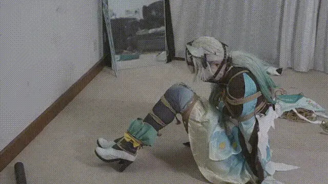 流萤后手观音马具口塞头套 穿着紧身战斗服一整天的流萤下班回到家，正换上常服打算休息的时候，被神秘球棍偷袭了，醒来已经被后手观音紧紧捆绑起来，还被强制带上马具口塞，之后不乖的一直挣扎扭动，于是再加上皮革头套并且连成驷马<br>所有视频主角均由号主本人出镜，专业资深男娘，形体管理和化妆技术都十分优质<br>欢迎投稿或者定拍各种你喜欢的剧情，或者定拍想看的COS服<br>定制特殊服装视频时，如果本人没有，那需要提供服装，按服装价值可以减免定拍费用（本人上百件cos服以及各类衣服，或许有你喜欢的，欢迎咨询）<br>一心追求绳艺探索各种姿势的奥妙追求极致的捆绑艺术，支持原创是我们创作的最大动力<br>同时接原味衣物道具出售，数百条丝袜以及各类拘束道具和私密玩具，视频里出现过的均可出售<br>详情加QQ咨询:2121504866<br>本人的推特/X：金鱼天天在禁欲@wuxuezhichun