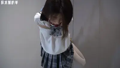 【灰太狼的羊】超长时间踮脚罚站＋单脚吊缚＋悬挂吊缚，享享满头大汗，口水顺着口球直流！ 【灰太狼的羊】将享享的上肢日式紧缚完后，做踮脚罚站，再在其脚腕拷上脚铐，脚铐让她的活动空间极其狭小，但凡轻微挪动地方，都会勒痛脚腕，享享忍受着被绳子勒的痛感，缓缓放平了脚，戴上脚铐踮脚站实在是太疼了。在罚站了一会儿之后，享享脚腕上的脚铐被卸掉了，她踮脚在原地活动。接着再做单脚吊缚，这个动作十分考验平衡感，幸亏享享的平衡感不错，在站立的同时，也要开始今天的游戏了，享享认真挑选所给出的扑克牌，她选中了挠痒痒、喝酸奶、戴口球，最终将她的双腿都吊缚起来，再叠加长时间的挠痒痒，享享口水直流，累的满头大汗......更多精彩内容请看正片！<span style='color:#b0b0b0;'>[隐藏文字，购买后可见]</span>