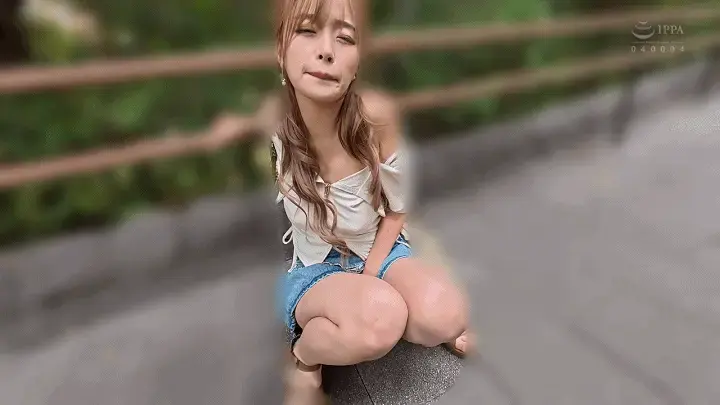 ノーブラ美巨乳ポヨンポヨンおっぱいデート4 椿りか 番号：<span style='color:#b0b0b0;'>[隐藏文字，购买后可见]</span><br>カップ巨乳の大きな膨らみが眩しい椿りかちゃん。ノーブラの提案に大きなカップのブラジャーを外してくれた。移動中の車中ではリラックスして饒舌にプライベートを語った。りかちゃん推しにはたまらない内容は本編でのお楽しみ！走行中に自撮りしながらディルドをしゃぶったり電マでオナニー。感じ易くて敏感なりかちゃんはとびっこを装着されると刺激で歩けなくなってしまう…。食事休憩の目的地までとびっこのせいで、乳首を勃起させながらなんとか歩いた。刺激に耐えられず涙目になり、立ち止まって『イク』と絶頂するりかちゃん。カフェに着くまでに何度もとびっこ絶頂を繰り返してやっと到着。食事を終えて車に戻るととびっこの余韻でイチャついて、人目もあるのに大きなおっぱいを丸出しにしてバイブと手マンでヨガりチ〇ポに手を伸ばしてシコシコ…。そこからホテルに到着するとまずは露天ジャグジーで野外気分を味わいながらエッチ。裸になって抱き合ってキス。大きなおっぱいに挟んだパイズリとフェラにチ〇ポはビンビン！ガーデンのボンボンベッドでマ〇コを見せつけて誘惑するりかちゃんのマ〇コにチ〇ポをズブっと挿入！合体した瞬間から眉を寄せて快感に歪むエロティックな顔で喘ぐりかちゃんをバックからもガン突き！巨乳を揺らす快感のヌキサシでマ〇コの中にザーメンをたっぷり中出しした。お風呂ではお酒を飲みながらフェラ。甘え声を出しながらじっと見つめてチ〇ポを頬張るりかちゃんに昂ぶる！お湯の中で髪を纏めて濡れた色っぽい姿でカメラを見つめながら美味しそうにチ〇ポをしゃぶって口内発射されたザーメンを飲みほした。白シャツ姿でオイルプレイ。透けて見える大きなおっぱいといやらしいマ〇コ。ヌルヌルのオイルとバイブに気持ち良くて喘ぐ彼女。フェラでチ〇ポがビンビンになるとお尻を突き出してセックスを求めた。バックから高速ピストンでヌキサシ。釣鐘のような大きなおっぱいがぶるんぶるん揺れる。騎乗位や立ちバック、鏡に映しながらハメ撮り。恍惚顔でヌキサシに身悶えする姿がとにかく艶っぽい。ベッドでたぷたぷ揺れるおっぱいを見ながらイク姿をたっぷり拝む。体位と角度を変えてヌキサシスピードを速めると絶頂！快感に溺れている恍惚顔のりかちゃんのマ〇コの中で昇りつめて『イク』と同時に最後は顔にぶっかけた。