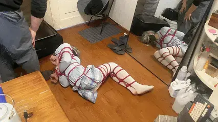 全身捆绑后装入行李箱内，抱出来之后又继续榨汁 萝莉身材的小南梁调教，白丝红绳全身紧缚，下面塞上训练后服侍伺候缚手，口完之后还要被打开训练器塞入行李箱里不断震动<br>出来之后还要被迫给s足，但此时他还是没有????出来，只能上手了呢<br>在s精湛的手艺之下使劲挣扎，但是身体每一寸都被麻绳紧紧捆绑动弹不得，只能缴械了