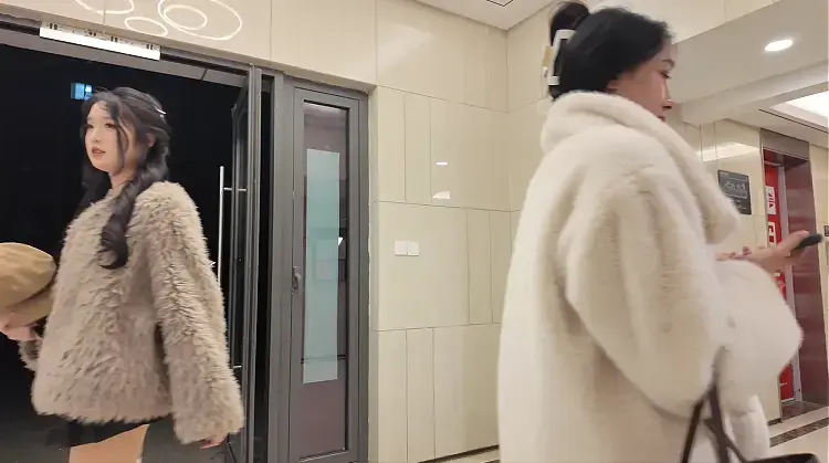 《密语定制》反差御姐与甜妹（相互争斗） 秘语工作室】：对圈内爱好者开放，欢迎前来约绳，体验；并提供线上定拍、线下约拍。原味服务。<br>坐标郑州QQ：1796426163【注明来意】本工作室招聘模特有想了解的可以加客服QQ了解<br>解压密码：MY12<br>下载文件后将后缀zip111改为zip解压，解压完成后，继续将文件后缀改为zip解压，解压密码：MY12 把最终的文件后缀改为mp4即可观看，请大家不要在线观看，非常容易和谐