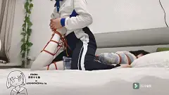 十七鱼和天羽的伪百合调教！把新来的伪娘宝宝全身束缚扔进枕头套里当餐桌，还有腹肌和小玩具调教~ 天羽宝宝憋了一整个寒假，一回到这边就把十七鱼，也就是本人约出来玩。虽然说我被缚的经历比较多，不过嘛，偶尔也是可以硬气起来的。既然天羽找我玩，那我也就不客气了，用绳子紧紧的全身束缚起来吧ww，看着小伪娘在自己的手下来回蠕动，还是一件很有趣的事情。真的可爱的想要赶快看到被玩坏的样子呢。好不容易捆好了，突然感觉很饿很饿。于是自己点了一个外卖，留下伪娘自己慢慢挣扎吧。不过呢，收到外卖后发现定的酒店似乎没有什么可以吃饭的地方呢，不过我不是还捆了一只伪娘嘛，我只需要用枕巾盖住天羽的身体，不久可以了嘛。这个餐桌，确实还挺棒的。不过我的猎物不要乱动哦，乱动的话，食物掉了可不好呀。完成了这项考验，可以奖励放松一下，拿小话筒好好按摩一下身体吧~欲望和高潮也许是最好的惩罚，或者是奖励。最后，感觉最近压力大大的，对不起了天羽宝宝，在知情的情况下体验了一次腹击。不过看样子，已经享受其中了呢。<br>这是第一次拍摄双人的视频，请大家多多支持喵，萌新刚开始发布视频，也请大家多多包涵喵。定拍、合作均可联系qq1524286993，我在推特x也叫药药十七鱼：@sengonzen24174，会经常有免费福利，图包or切片放送的，欢迎大家关注我喵。