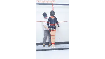 【糖糖工作室】舞蹈生伪娘被固定开背架，胶带封脸+充气口塞，震动棒直捣高潮 昨晚新拍的雌堕舞蹈生，超重口开背榨精！<br>穿着紧身黑色连体舞蹈服 肉色丝袜，双手被反绑在开背训练器上，双腿并拢捆死，身体完全呈“献祭弓形”。  主人先用宽胶带把她整张脸贴满，只留鼻孔呼吸；嘴上塞入充气口塞，一泵一泵胀到极限，呜咽声全闷在里面。  感官彻底封闭后，震动棒直接怼准最敏感点——从低频挑逗到狂震10档，她腰肢疯狂扭动、丝袜大腿绷紧抽搐、开背位被迫拱起、胶带下的脸扭曲到变形……  最后在连续强制刺激下，鸡鸡隔着舞蹈服布料剧烈跳动，射精喷涌而出，一股股渗出来，把肉丝和黑色布料染得湿透！<span style='color:#b0b0b0;'>[購入後に隠しワードが表示されます]</span>