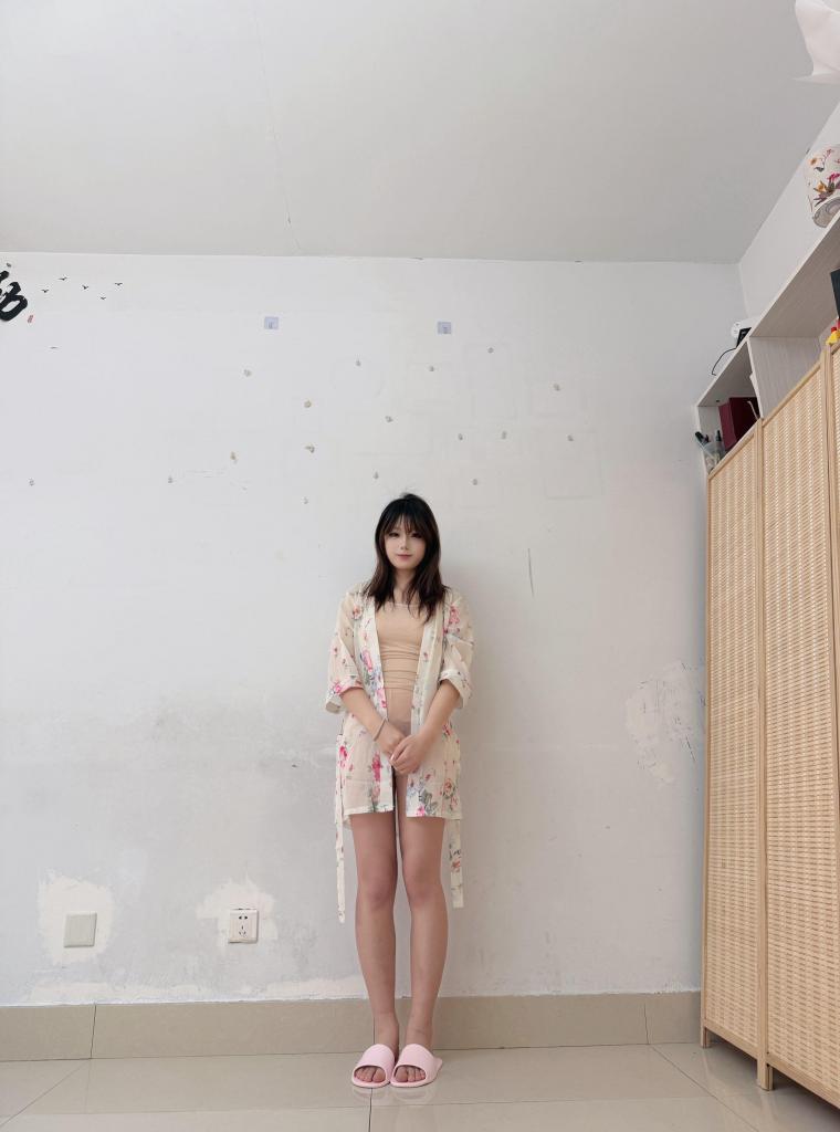 冲动的代价2 梦川工作室作品，演员：思琪，梦川工作室联系方式在视频页面左下角。<br>：思琪（身穿肤色吊带套装，光腿）洗完澡回到卧室。小七因为行窃，进入房子里面，<br>不知女主人在房子里面。小七躲在卧室里，待思琪进入从背后捂住她的嘴，把她扔到床上，<br>思琪被这一幕吓得不知所措。待回过神，怒斥小七出去，不然我报警了。这下，小七慌了神，<br>直接扑向床上的思琪，并用枕头盖住其头部。思琪被捂住头部，无法呼吸，两手和两腿开始<br>挣扎，两腿与床垫摩擦的声音，枕头下“呜呜…”的声音交错着。挣扎由逐渐高潮到渐渐低<br>落，几分钟后思琪停止了挣扎。小七拿起枕头一看，思琪被活活捂死，两眼睁大，嘴巴微张。<br>场景二案发时刻，思琪（长发，身穿肤色吊带套装，光腿）刚洗完澡洗完澡回到卧室。小<br>七因为行窃，进入房子里面，不知女主人在房子里面。小七躲在卧室里，待思琪进入从背<br>后捂住她的嘴，把她扔到床上，思琪被这一幕吓得不知所措。待回过神，怒斥小七出去，<br>不然我报警了。这下，小七慌了神，扑向思琪，抽出匕首就要杀了思琪。思琪挣脱小七向<br>外跑，小七从后面追上并捂住她的嘴，用刀朝着思琪的腹部连续捅刺了数刀，直到思琪一<br>动不动。小七才缓缓松开捂住嘴的手。接着小七把思琪的尸体往回拖了一段距离，在靠近<br>阳台的位置将她放下，并让尸体趴在地上。