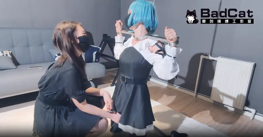 【BadCat】【班主任时汐严厉管教叛逆女学生依依】【女女剧情 强迫管教 精彩对话 单腿吊缚 金属枷锁】【出售原味】 大家好，我们是BadCat工作室。求关注 求关注！！！<br><br>【最新资讯】<br>新女S 时汐 的首秀 目前 时汐 也可接定制视频 暂时只接S向 <br>捆缚模特目前三位  妙妙 咲希 依依 （长期接受定制 线下也可组合实践）<br>天津合作模特 雪儿 （可接定拍 不时我们会过去 或者她过来）<br><br>【工作室简介】<br>* badcat工作室 坐标辽宁鞍山 <br>* 有专业的男女绳师 可提供专业定拍和体验 <br>* 未来会向cos拍摄 绳屋方向发展 <br>* 女生线下只做S 想线下捆她们的就不用问了 <br><br>目前其他平台的盗版视频日益猖獗 我们这个小作坊还是希望大家能够多多支持！<br>BADCAT 工作室专用QQ 2723822894  业务咨询 线下体验等事务 欢迎加他<br>女生个人VX 会收门槛 希望理解！<br>【工作室推特】@surelovemeng 工作室X刚刚成立 喜欢的宝宝欢迎关注！！<br><br>【本作内容】<br>时汐老师第一次尝试女女百合剧情 卖力演技 依依表现力也越来越好 两人对话都十分精彩 时汐老师和依依都是新人 大家多多支持哦！<br><br>【定拍/体验需知】<br>本工作室定拍 一律不露脸（戴口罩/眼罩）<br>只拍摄的都是一些清水擦边的作品 大尺度的内容 就不必询问了 <br>目前主做cos 剧情 百合等内容 最低600就可以订拍！<br>我们只是因为爱好并且想分享出来赚点零花钱而已，那些想歪的和喜欢大尺度的就不用联系我们了！<br>拍摄时间双方商量确定 决定定拍后 需要交付定金 方便我们安排拍摄时间<br><br>PS:工作室定拍收取的订金 一旦收取 没有特殊原因是不予退还的 这里必须说清楚 望各位定拍的粉丝知晓<br>定金的目的就是约束双方履行承诺的 如果真的因为后续原因 客户资金不足或其他原因 那只能按客户跑单计算<br>如因本工作室原因 会予以部分补偿 或全额退款 <br><br>关于体验 <br>本工作室本着健康约绳 释放压力为主 可提供部分恋足等内容的服务 但不要提什么裸露哪里的，这是线下体验，不是别的！<br>还有地区太远想考虑下的什么的也请想清楚能不能来，再联系我！我们在辽宁鞍山！！ 重点 在辽宁 鞍山鞍山！！<br><br>工作室对于男女绳师 约绑的费用是不同的 <br>现在专门推出男绳师捆绑服务 最低300起约 欢迎咨询！<br>如有伪娘CD TS等女装需求 服装请自备！<br><br>【招聘信息】<br>工作室长期招聘 鞍山本地及周边合作的模特 互勉/有偿均可 详情欢迎咨询！<br>伪娘这边应聘绳模是没有工资的，但如果相貌身材优秀的话，是可以长期互勉拍摄的，能接受的联系我！不能的话就免开尊口啦！<br><br>【赞助/联系我们】<br>工作室紧缺cos服，有想看cos捆绑的可以尽情赞助<br>其他大型道具 或者金属皮具 想看我们使用的 也欢迎联系我们！<br>BADCAT 工作室专用QQ 2723822894 <br><br>【写在最后】<br>【BadCat专用麻绳】现也对外出售 品质绝对过关，有需要的朋友欢迎联系我们。<br>【BadCat原味丝袜】黑丝白丝肉丝都有，包括视频里和塞嘴里的，有需要的朋友也可以联系我们，加好友时留言妖狐吧原味，可享原味包邮服务，每人限一次哦！<br>联系方式统一加QQ：2723822894  仅限业务咨询 想加VX的需要门槛  闲聊勿扰！