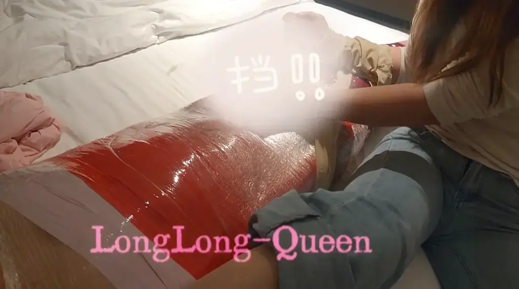 MQPG006  三重天  原味丝袜   丝袜脚  龟头责   丝袜责   丝袜控  射后责    榨汁  寸止   束缚 榨精  刑罚 捆绑  保鲜膜  胶带   MQPG006。责下三重奏。狗狗经历过全包折磨后。再次经历接下来三重奏的测试，三科已过。第一次狗狗被保鲜膜从脚起严密的裹住，并且还被胶带加固，鼻子闻着原味丝袜脚，世界只剩下触感和声音在变化。她先用滑滑的手套进行检测，让测试进入前奏，感觉很舒适对哈，在享受温暖那某时刻，突然她掏出一条肉丝儿，套在他的龟头上，像穿了一层极薄的半透明皮肤，丝袜质感很奇妙,凉，滑，又有细密的阻力。她指尖隔着丝袜，在龟头冠状部画圈，速度不快，就像在描绘一幅只有她才懂的画，每一次袜儿与龟头的摩擦，狗狗都会抽搐。但第一次测试并没有结束，她没有加快，只是保持那种令人发疯的节奏。龟头在丝袜下磨的发亮，顶端渗出的液体把丝袜浸的半透明，颜色变深。她突然用两根手指隔着丝袜捏住冠状沟那个小凹槽，轻轻一拧，嘶嘶...，持续抽搐，瞬间交出答卷。二重奏，她用手上的薄胶手套，手套表面有一层浅浅的滑石粉，微凉微涩，夹住他已经因为记忆而再次勃起的龟头，像一颗很烫的葡萄。她开始做细小幅度，几乎感觉不到的搓劲一一指腹与指腹之间只隔着他的龟头，来回摩擦，她不包住整根，只集中在最敏感的冠状上沿和龟头正顶部那个小孔附近。乳胶的质感比丝袜更冷，更密闭，摩擦系数也更低，但因手套本身的弹性，始终保持一种，抓得住又滑不脱的矛盾感。他在保鲜膜里像真空包装的肉块一样颤抖，呼吸 变得急促。这次她故意控制节奏，压住那个爆发的点，他崩溃，轻轻求饶，然后就像一个老式的喷泉，无力，二重测试已过。第三次，王什么都不戴，赤手空拳，看着那根已经两次过度刺激的深红龟头，王这次没有花招，没有道具，没有刻意延长，最原始赤手空拳，上下套弄，但重点还是龟头，像在给一个极度敏感的器官做最温柔又残忍的按摩，榨取让他彻底软下去，变得一团无力，微微抽搐的肉。第三重天结束，王接受了你的求饶<br>联系龙龙企鹅咨询1428942818，原企鹅异常。推X @changshalongs 坐标长沙，只喜欢全包，榨汁和龟头责的龙龙 龙龙穿丝袜较多，天冷没有重口味，龙龙有好用，不贵的睡袋需求可以联系龙龙，一般自用一晚，不洗  睡袋主要为缎面，丝绸类，做裙子的面料<br>