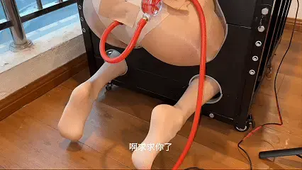 【YM出品】《情趣酒店之声控灌C156》（下） ！！！！！大号X已经恢复 @Yanmougzs 和yu梦的@yumeng100！！！！！<br>（YM工作室）解压密码：8023（解压一次后把后缀改成MP4） 看不了的解压2次 <br>喜欢的点个关注   高清 1080P 在百度网盘下载<br>不要在百度网盘解压！！！！不然会导致文件违规！！！<br>推X：@Yanmougzs 欲梦：@yumeng100 关注X拍摄花絮，精彩内容提前看<br>声控灌肠:每次打屁股都会触发声控装置,这次需要打满20次<br>才给她解开，到了15次之后已经明显受不了了，但是想解脱的心<br>还得求主人接着打剩下的5次，这种心态估计只有M能体会到了<br>1,这次是真实情况，发现给最后声控灌C<br>的配件数据线没带，得下楼去买，刚好<br>看看我走后M是什么状态。<br>2,在笼子里的M关久了，想过站起来，我一向<br>很人道（给她绑成弯腰的姿势）<br>3，最后的声控灌肠有点遗憾，有个全景的视角<br> 没录上，但是近景的很好看,我会搭配上一部，<br> 温泉视角的亮灯模拟一下当时的状况.<br>---------------------------------------------------------------------------------------------<br>✅-江苏（南京）诚心招聘模特（外地包路费），约拍，约调（男女皆可）有诚意私聊详谈。丨<br>---------------------------------------------------------------------------------------------<br>✅合集、定拍、约调（男女皆可）道具定做、等其它业务咨询，表明来意。<br>✅定拍特惠（送原） 欢迎来咨询<br>✅有什么适合的衣服 也可以私信我。<br>✅江苏（南京）诚心招聘模特，有诚意私聊详谈。<br>✅解压密码：8023<br>推X：@Yanmougzs  欲梦：@yumeng100<br>1到10合集(3折）:https://www.yhbsy.app/video_detail.php?id=356904<br>11到20合集（3折）:https://www.yhbsy.app/video_detail.php?id=359634<br>21到30部合集（3折）:https://www.yhbsy.app/video_detail.php?id=361970<br>31~40部合集（3折）https://www.yhbsy.app/video_detail.php?id=375017