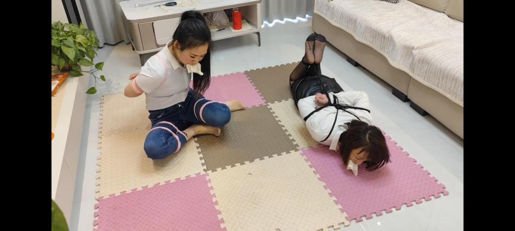 入室劫持，装袋贩卖 两女在家里看电视，里面有短情节是装进麻袋里被卖。两女就在讨论自己的话肯定能跑出来。说着就拿出麻袋来试试。不曾想有人贩子早就注意到她们，趁她们钻麻袋的时候偷袭，绑架了她们，然后联系头目验货，最后被贩卖。。。。QQ1127094763<span style='color:#b0b0b0;'>[隐藏文字，购买后可见]</span>