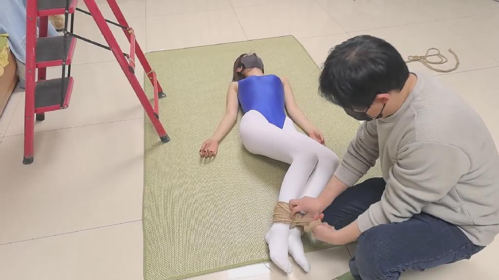 定拍：倒吊的天鹅（嫉妒让人面目全非） 舞蹈演员茹茹晚上一个人仍然在练功房为第二天的天鹅湖表演排练，不料被一个（嫉妒她才华和美貌的）绑匪偷袭，绑匪将昏迷的茹茹拖回休息室，在没有任何其他支撑的情况下粗暴地将茹茹双腿绑住，头朝下吊了起来。此刻的茹茹以一种怪异的角度，变成舞台上踮起双脚起舞的天鹅，这正是绑匪的目的-羞辱。虽然长期的脚部训练和舞蹈袜一定程度上保护了茹茹的脚踝，可是巨大的压力和血液倒流让茹茹很快醒来：她发现整个世界都颠倒过来，伴随着阵阵头晕，茹茹本能地希望挣脱。但刚准备挣扎呼救，绑匪就迅速堵住了茹茹的口鼻，堵住她的口鼻和最后的求生希望。为了让失去意识的茹茹继续保持“优雅”，她的手臂也被被绑住，这位昔日的舞蹈明星彻底成为了供人羞辱和把玩的玩物。剧情定拍，模特合作，女m绳缚体验等各种事宜可加我Q2332635397，注明来意。后续更精彩，希望大家支持和关注。感谢。<span style='color:#b0b0b0;'>[隐藏文字，购买后可见]</span>