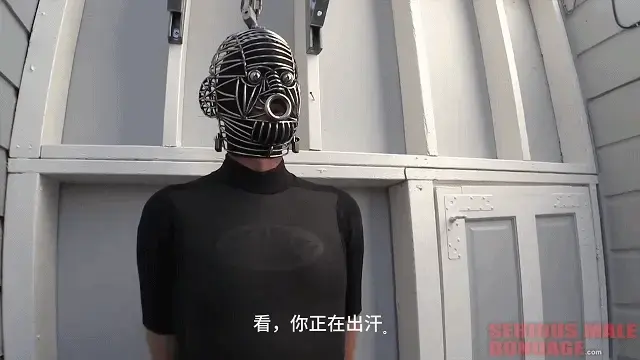Fun with Mummy Ed 第一段视频S.MummyEd先生那里一起购买的一个蓬松的头套。Ed用一根短撑杆和一副麦肯锡手套将手臂放在身后，让史蒂夫在他的新蓬松的头套里思考自己的困境，同时他的手挂在头顶的起重机缆绳上。在第二个视频中，MummyEd用金属头盔、Mckenzie Mitts和脚镣锁住可怜的史蒂夫，并用花园水管将他灌倒。史蒂夫无助，无法避开冷水，因此被称为“湿漉漉的”。MymmyEd is fun to play with, which is why he has such a following of submissives. In this case his friend Steve came for a visit and allowed MummyEd to work his magic while we shot video of their play. The first video is titled 'Good Investment' and highlights a puffy hood which they had purchased together that morning at Mr S. MummyEd restrains his arms behind his back with a short spreader bar and a pair of McKinsey mitts and lets Steve ponder his predicament in his new puffy hood while his hands are suspended from an overhead hoist cable. In the second video titled 'Shiver' MummyEd chains poor Steve in a metal helmet, Mckenzie Mitts and ankle shackles and hoses him down with the garden hose. Steve is helpless and unable to avoid the cold water hence the title ‘Shiver’. A good time was had by all and we expect to see Steve again after he views these videos!