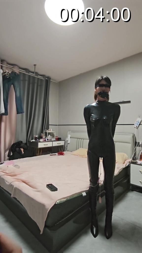 胶女原创 胶衣长靴 强制GC 放置 加阳堵嘴 下面内入式 跳蛋 肛塞 AV棒强制GC  原 定拍q3805535354