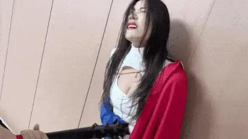 [李然]神力女超人(power woman)ryona折磨惨败 云雀定拍 云雀工作室定拍， 主演：李然<br>ryona元素（脱穿丝袜，揉摸脚，击腹，狼牙棒砸腿，砸屁股，勒脖子，脱靴，摸屁股，砸太阳穴，败北逃走，脱靴，窒息败北）<br>剧情<br>神力女超人在休息日慵懒地躺在床上休息，突然收到警报，她生气地换上战斗服（脱短靴黑丝、换肉丝、穿战斗服、戴手套靴子披风），挥披风出发迎敌。战斗中，她自信满满地嘲讽机器人，结果被机器人抓住拳头、重拳击腹、抱腿猛打大腿、勒腰抱摔、抓头发砸头、掐脖子吸收能量，陷入苦战，最终被迫用热视线飞走逃跑。<br>逃回后她解除变身，自信崩溃，在崩溃中听到市民求救和对她的信任，重新振作，再次出战。<br>第二次对战中，女超人被机器人用狼牙棒重创胳膊、肚子、后背，披风被勒脖子狂砸腹部，又被扯下披风砸屁股、大腿、脚踝，还遭受折腿、一字掰腿、揉捏脚步等折磨，最终翻白眼昏厥。<br>醒来时，她已被换上油亮黑丝、双手被捆、脖子套项圈吊起。敌人闻着换下的肉丝。女超人被狼牙棒连续狠砸，最后腿骨折断，项圈勒住脖子喘不过气，头无力垂下，彻底败北。<br>女英雄（女超人，蝙蝠女，美少女战士，神奇女侠等）剧情持续更新，大家的建议在可能的范围内会尽量呈现，请大家多多支持。<br><br>下个月更新作品<br>1. 希希 美少女战士d部被虐败北<br>2. 米粒 美国小姐（粉红战士）高傲背叛败北<br>解压密码<span style='color:#b0b0b0;'>[隐藏文字，购买后可见]</span>