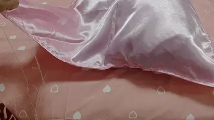 缝在枕套里的棉被奴 小奴遭捆绑后塞进枕套里为了防止逃脱用针线死死缝住.又拿厚厚的棉被包裹....