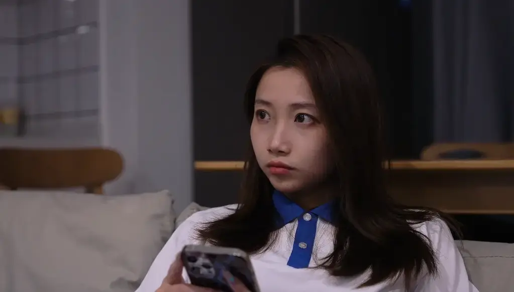 【定拍转公映】夜归 好久不见，各位朋友，更新了，此作品为定制转公映，谢谢支持的大哥，主要内容为请看如下<br>场景1：女主回家与男主现身<br>女主拖着疲惫脚步走进公寓，关门，上锁，挂链锁。盘腿坐在沙发上翻手机。门外传来极轻的试探门把手声，她僵住，屏息，从猫眼看出去一片漆黑。她小声问“谁”，无人应答。她抓起水果刀走向卧室检查窗户和衣柜，没有异常，正自嘲神经质时，灯光忽然全灭。她摸黑走向电闸箱，男主从身后出现，刀抵住她脖子。<br>男主（低沉，贴近耳边）<br>别动。<br>场景2：威胁与拖拽<br>男主把女主拖到客厅中央，刀尖抵着她脖子侧面，逼问手机、钱包、银行卡密码。女主颤抖着交出钱包和手机，泪水涌出。<br>女主（声音发抖，带着哭腔）<br>拿走吧……全给你……求你别伤害加大我……<br>男主（语气平静却冰冷）<br>小姑娘，你知道我跟了你多久吗？一个月，整整一个月。我看过你笑，看过你哭，看过你一个人在雨里跑……现在，你得安静下来。<br>女主（满脸惊恐）<br>我爸有钱……我让他转给你，五十万，一百万都行！你想要什么我都答应……<br>男主（轻笑，声音低沉）<br>钱？钱能买到这种感觉吗？看着你们从挣扎到安静，那种……一步步失去光的过程。<br>他掏出粗麻绳，在手里慢慢绕圈。<br>男主<br>可惜，你看见我的脸了。不能留活口。<br>他突然抓住女主手臂，把她拖向卧室。女主拼命挣扎，双脚乱蹬，双手死死抓住门框，指甲在木头上刮出刺耳的声音。男主用力一拽，她失去平衡，被拖进卧室，重重摔在床上。<br>场景3：勒绳阶段<br>男主扑上床，压在女主身上，双手抓住麻绳两端，迅速绕过她脖子，用力拉紧。粗糙的麻绳瞬间勒进皮肤，女主喉咙发出痛苦的咯咯声，双手猛地抬起，死死抓住绳子，指甲深深抠进麻绳，指节因用力而发白。她的脸迅速涨红，眼睛瞪大，瞳孔充满恐惧，口水不受控制地从嘴角溢出。<br>女主双腿疯狂蹬踢，身体剧烈扭动，腰部拱起试图翻滚摆脱，肩膀耸起，脖子上的青筋暴起，床单被抓得皱成一团。男主身体前倾，用全身重量压住她，双手交替拉紧绳子，一次比一次更用力，绳子在皮肤上摩擦出血痕。<br>男主（喘息，声音带着病态的兴奋）<br>对……就这样挣扎……我喜欢看你用力……越用力，结束得越快……<br>女主的手指在绳子上乱抓，<br>场景4：激怒与殴打<br>场景5：刀s阶段<br>场景6：结束<br>男主喘着粗气坐在她身边，看着她彻底不动。鲜血在地板上蔓延。他慢条斯理擦拭刀刃，翻找钱包和值钱物品，拿走手机和现金，起身离开前回头看一眼尸体。<br>男主（平静）<br>晚安。<br>他开门离开，反手关门。