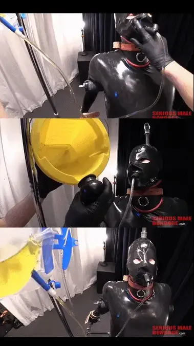 Recycling TAG：强制饮尿、导尿管。一个尿液回收系统；自产自销足足喝了3大袋。收集桶挂在蛋蛋上，尿液越多，对蛋蛋的拉力就越大。This is something you don't see very often. Our friend Rank shows his tree hugging side by securing his rubber gimp and arranging a bodily fluid recycling system; saving the planet one gulp at a time. The collection bucket is hanging from the Gimp's balls, so the more fluid the heavier the pull on the leather parachute. This is a hot rubber and bondage video.