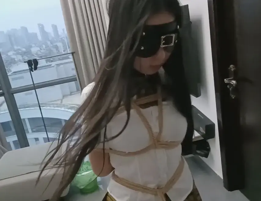 无意间发现校花小妖的秘密 晚上找校花玩  在家玩玩具竟然不关门被王五撞破 为了保守秘密只得认王五为主调教的生活就此展开<br>接受订拍 约绳体验 欢迎咨询q764973883 ！v shen4wuyong（不接受重口 无性）不能使用国内微信和qq的用户可以发送邮箱764973883@qq.com<br>说一下关于体验的问题 希望各位想体验的同好 一定要留好自己的时间 尽量不要出现所有细节聊清楚了 还不知道什么时候有时间的情况 这样我的工作量会很大<br>另外江西地区招女模特！