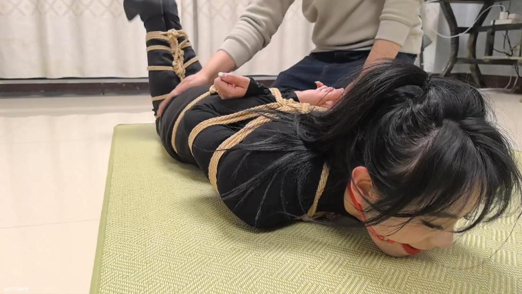蝴蝶入室捆绑 精致工作室定拍，模特蝴蝶出演。<br>精致老哥沟通态度很好，给出的建议也很到位，大家可以多多考虑定拍。<br>大致剧情：蝴蝶穿着黑色连衣裙、肉色油亮丝袜，刚刚穿上黑色长筒靴，听到开门声便去开门，不料被入室劫匪制伏捆绑。劫匪给蝴蝶绑了一个日式，胸部勒住，腿部也是密集捆绑，嘴里戴上口球。劫匪对蝴蝶上下其手，摸胸摸腿，见蝴蝶反抗还打了两个耳光，玩弄一番后，劫匪把蝴蝶放置在原地，扬长而去，只留蝴蝶呻吟挣扎。<br>解压密码：<span style='color:#b0b0b0;'>[隐藏文字，购买后可见]</span>