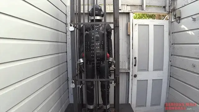 No Escape Slave Just A Few Minutes 【中文】我们把一个底部焊接到一个非常古老但安全的立式笼子里，并在我们的侧院走道上搭建了一个平台。我们正在看一个独特的RigidCuff，它连接到笼子的栅栏上。所以我们想看看它是否适合这个笼子的栅栏。这个测试应该只需要“几分钟”，但带兜帽的橡胶服可能会有所帮助。“几分钟”后，他被困在几磅重的链子、几码长的带子、眼罩、耳罩和一个塞子里。“几分钟”变成了“几分钟多”，如此循环往复。我仍然想知道这样的事情怎么会一次又一次地发生？No Escape Slave, Mumman, and Dalton were doing the usual at SBI. That usual usually ended in someone being tied up. We had welded a bottom into a very old but secure standing cage and built a platform in our side yard walkway. We were looking at a unique RigidCuff piece that attaches to the bars of a cage. So we thought we would check it out to see if it fit the bars of this particular cage. This test should only "take a few minutes", but a rubber suit with attached hood may be helpful. After a "few minutes" he was trapped in pounds of chains, yards of straps, blindfold, ear muffs, and a gag. A "few minutes" stretched into a "few more minutes" and on and on. I still wonder how shit like this happens again and again?