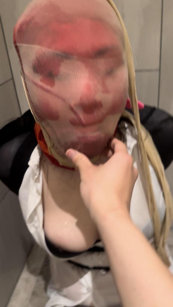 熟女约现体验轻度窒息 熟女一直喜欢被包裹窒息的感觉，自己在家也会尝试，这次约现体验多层丝袜套头包裹，湿毛巾捂脸，水刑，结束之后下面也湿透了，反馈感超棒，她说下次还要体验，炽欲工作室2572268248