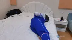 校服伪娘十七鱼被绑架挣扎！后手并腿束缚在床上无助的挣扎至眩晕...... 十七鱼背着沉重的书包回到家中，推门的时候发现门锁似乎不太好开，但是也没有多想，毫无防备的回到了家中。不过似乎......家中的床底已经藏了一个人.......十七鱼随便的喝下了放在桌子上的水，不过怎么感觉，喝了桌子上的水越来越渴呢....胸口不停的异常收缩，感觉自己已经渐渐喘不上气了。“是水有问题！”后知后觉的十七鱼感觉胸口剧烈的疼痛，于是昏迷了过去。听到十七鱼扑通倒在床上的声音，藏在床下的神秘人立刻出动，拿起了绳子，缓缓靠近十七鱼.......<br>似乎是昏迷了好久，十七鱼总算醒过来了。“嗯唔....全身动不了了....身体好痛...怎么会这样”。在了解过当前形势的时候，自己的首要目标是尽快把身上的束缚挣脱开。十七鱼开始用尽浑身解数挣脱束缚，在床上疯狂挣扎，可是似乎没有什么用处。逐渐，十七鱼的体力慢慢耗尽....十七鱼不知道的是，她的背后正竖着一个正在拍摄的手机，这部手机已经把她现在的样子记录下来，并在互联网扩散......<br>是金币福利视频哦，主播没有金币了挣一些金币争取一下高级账号。视频内容不长，希望大家多多支持喵。<br>支持定拍哦：定拍请联系qq1524286993，也可以灌注咱的推特账号x：sengonzen24174，会有很多图图免费发布到推特平台~