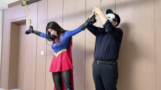 【预览】HL018 柳洋 女超人氪石折磨战败ryona 主演 柳洋  云雀工作室定拍 26.03.11晚上十点更新么<br>一块绿色氪石陨石坠落，被黑市恶党偷走。女超人拦截时触碰绿石，虚弱后被敌人用绿石狂虐她：重拳腹击、掐脖举起、猛甩落地、强掰双腿、摩擦大腿与臀部，女超人哀嚎流口水、挣扎到翻白眼昏厥。<br>醒来被捆绑，靴子被脱，敌人玩弄腿脚、揉腹摸臀，她嘴硬反抗却渐渐呻吟昏倒。稍后勉强用热视线击退，敌人毫发无伤仍拖拽踢腹、踩腿、熊抱勒腰、披风勒颈、重踩碾腹，她痛苦到四肢无力、口水狂涌再次昏厥。敌人扔下小绿石离开。<br>女超人裹石逃回家，变回常服，决心克服弱点。她强忍剧痛把绿石按下腹、绑腰间，哀嚎打滚、口水横流，最终昏倒。醒来后终于克服了绿色石头：“我克服了。等着瞧。”完整变身，披风一挥，复仇而去。<br>反映了一部分观众的反馈，请大家多多支持。<br>女英雄类(女超人，神奇女侠，神力女孩，蝙蝠女，女侠，美少女战士等)剧情持续更新