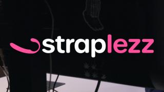 straplezz系列第一更！欧美女同丝丝缠绵最后用大diao传教士体位狠狠淦 这是2020年的片子，这里是角色扮演，高冷女王和她的玩偶M，玩偶在女王的指令下进行ZW，女S也来了兴致，马上脱下内内，随后女王坐脸强迫M舔下面，一番缠绵后，女S也换上了油亮丝袜，用手划破M的无缝油亮肉丝后，自己拿出了巨大假yang，一端塞入自己下面，另一端顶破自己的白色油丝后突兀而出，瞄准M的下面，狠狠怼进去！M被高强度活塞运动十来分钟后，和S一起达到了高chao！最后有大diao特写，欧美的玩具是精致啊，而且2020年就用上了无缝油亮丝袜，<br>双层压缩包解压密码均为666666
