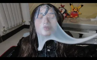 哥特风小姐姐的史莱姆体验（预览） ！！！注意！这是预览视频，主页有同标题完整版！！！LucyCat原创的作品哦。这次邀请可爱的哥特风小姐姐进行史莱姆黏液测试，从鞋子倒入，白色的黏液从鞋子里漫出，然后到脚到腿上再到全身，最后当然是从脸部倒入啦（附赠浴室清洗花絮）